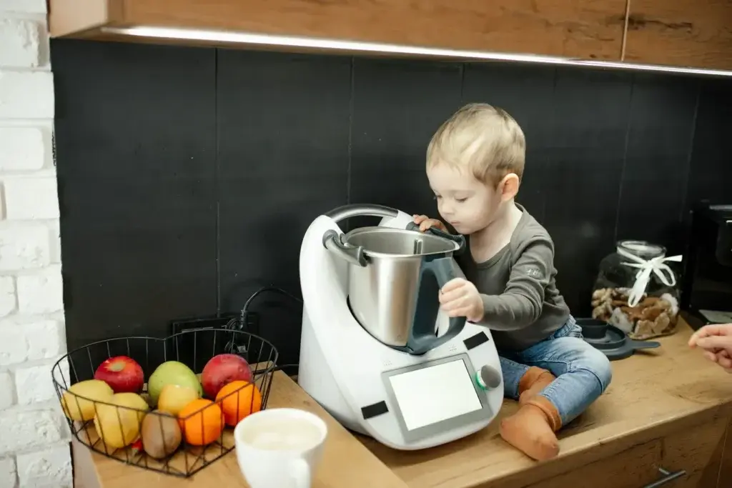 dziecko z thermomixem